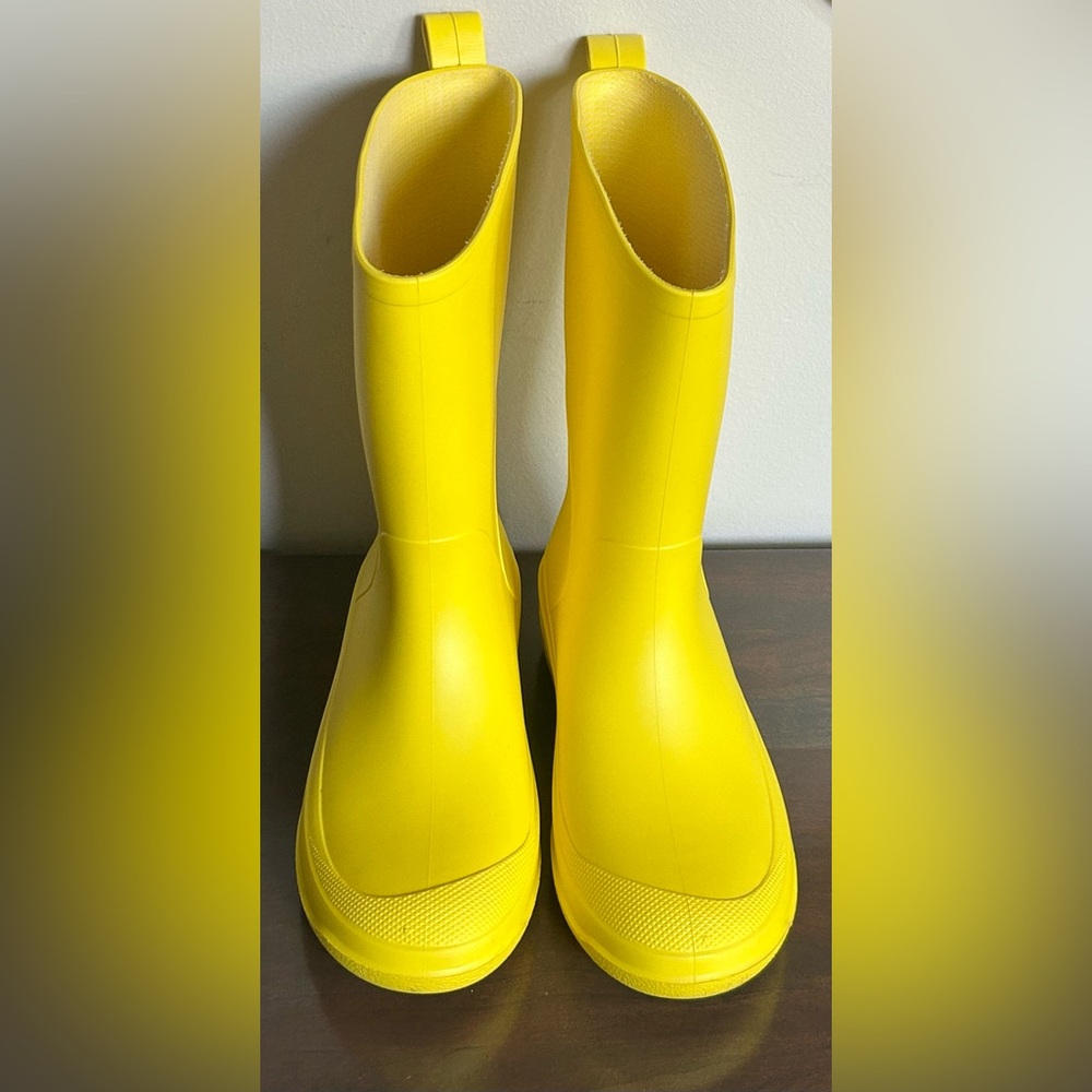 LIKE NEW Classic Yellow Rain Boots
